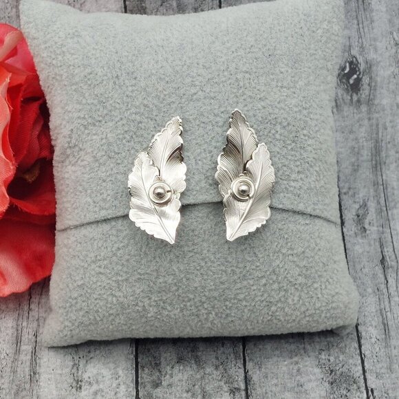 Whiting & Davis Silver Tone Textured Double Leaf Clip On Earrings - Picture 2 of 5